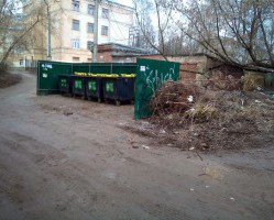 Ветки на контейнерных площадках.
