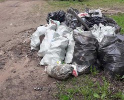 Субботник у Смоленской крепостной стены.