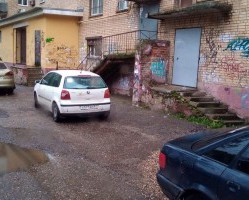 Неправильно припаркованный автомобиль препятствует своевременному вывозу ТКО!