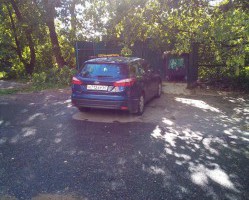 Неправильно припаркованный автомобиль препятствует своевременному вывозу ТКО!