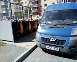Неправильно припаркованный автомобиль препятствует своевременному вывозу ТКО!
