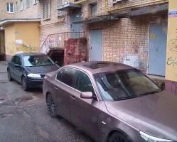 Неправильно припаркованный автомобиль препятствует своевременному вывозу ТКО!