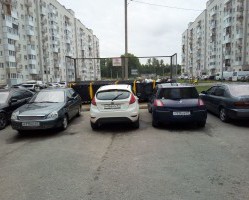 Неправильно припаркованный автомобиль препятствует своевременному вывозу ТКО!