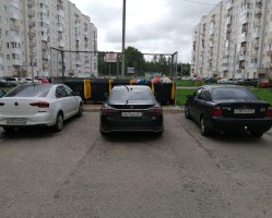 Неправильно припаркованный автомобиль препятствует своевременному вывозу ТКО!