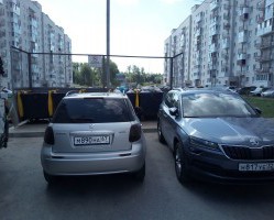 Неправильно припаркованный автомобиль препятствует своевременному вывозу ТКО!