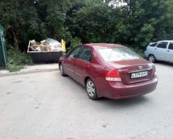 Неправильно припаркованный автомобиль препятствует своевременному вывозу ТКО!