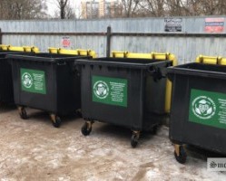 На Смоленщине продолжают замену старых мусорных контейнеров на современные. Приобрели уже 490 штук