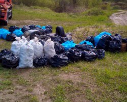АО «СпецАТХ» совместно с  активистами очистили прибрежную зону потрясающего места – озеро Голубое