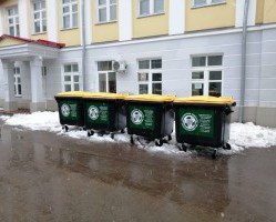 АО «СпецАТХ» продолжает осуществлять замену емкостей для накопления твердых коммунальных отходов.