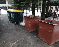 АО «СпецАТХ» продолжает осуществлять замену емкостей для накопления твердых коммунальных отходов.