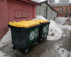 АО «СпецАТХ» продолжает осуществлять замену емкостей для накопления твердых коммунальных отходов.